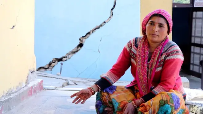 अंजू सकलानी के मुताबिक परिवार ने प्रशासन से मदद मांगी, पत्रकारों को अपना दर्द बताया, लेकिन उनकी कोई सुनवाई नहीं हुई.