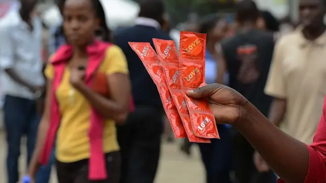 Un employé de l'Aids Healthcare Foundation-Kenya distribue des préservatifs dans les rues de Nairobi, le 14 février 2014, afin de promouvoir les pratiques sexuelles sans risque pendant la semaine de la Saint-Valentin et pour marquer la Journée internationale du préservatif.