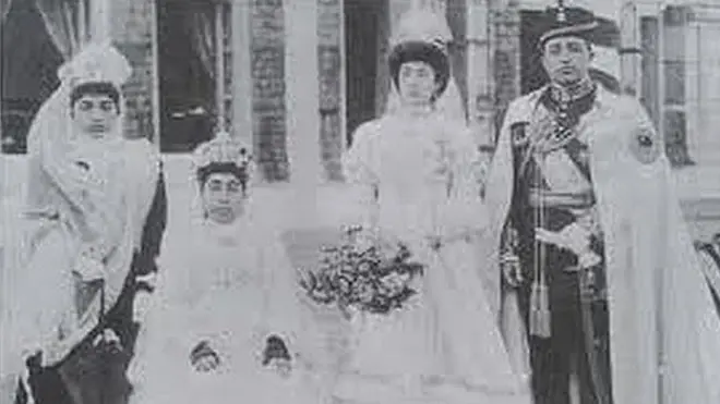 امان الله خان له خ‍پلې مېرمنې او مور (سرور سلطان) سره