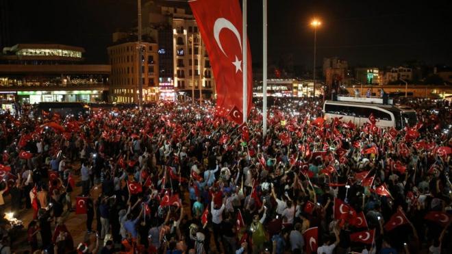 Darbe girişiminin bastırılmasından sonra binlerce insan Taksim Meydanı'nda toplandı.