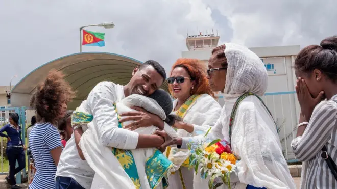 ብኵናት ኢትዮ ኤርትራ ዝተፈላለዩ ስድራ ድሕሪ 20 ዓመት ንፈለማ እዋን ኣብ መዕርፎ ነፈርቲ ኣስመራ እንትራኸቡ