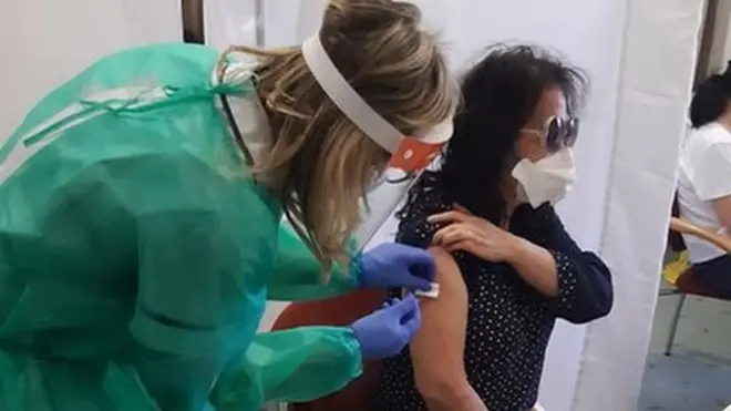 Người Việt được tiêm vaccine tại Hungary