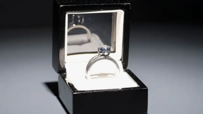 El diamante azulado de 2,20 quilates que se hizo con las cenizas de Luis Barragán está sin tallar y tiene inscrito con láser la frase "Soy sinceramente tuyo".