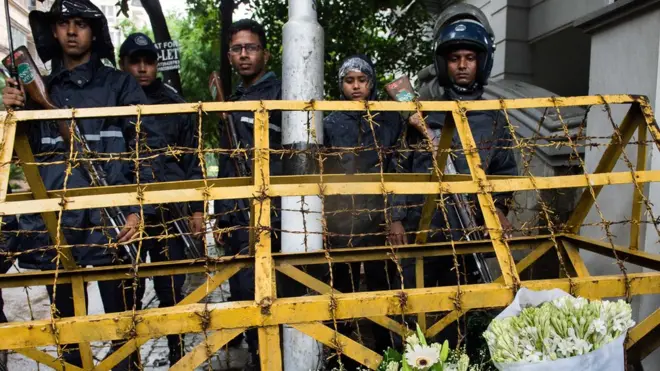 Нападение на кафе в дипломатическом квартале Дакки произошло в ночь с 1 на 2 июля. Исламисты, захватившие заложников в кафе, убили 20 человек.