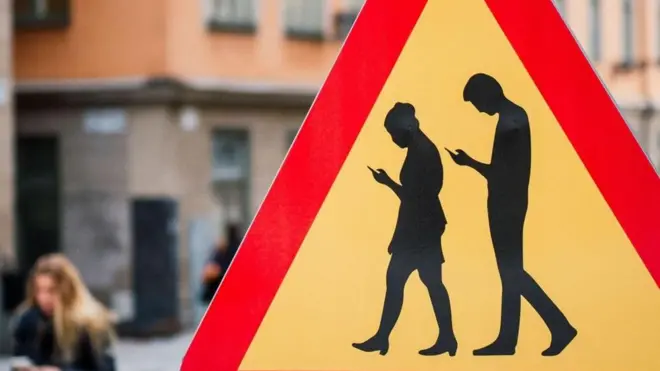 走路低頭看手機