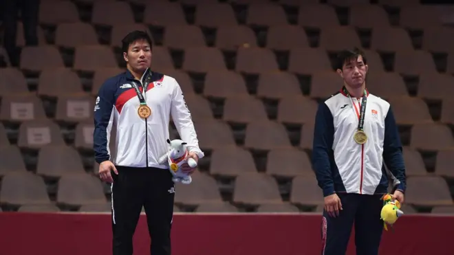 Banyak kursi kosong seperti terlihat saat digelar cabang gulat di Jakarta, hari Rabu (22/08).