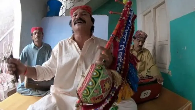 گزشتہ سال جب احد اور مومنہ نے پاکستان کا مقبول گیت کو کو کورینا گایا اور انھیں تنقید کا سامنا کرنا پڑا تو جگر جلال نے اسی گیت کو اپنے انداز میں گایا تھا۔