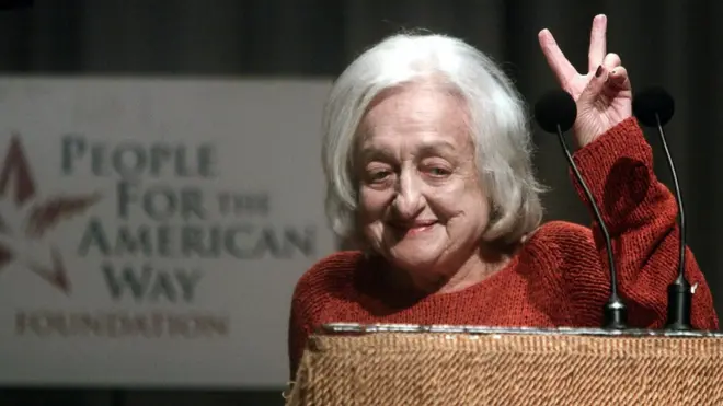 بيتي فريدان مؤلفة كتاب "اللغز الأنثوي"