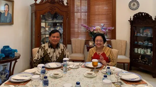 Prabowo dan Megawati berpose di ruang makan kediaman Megawati di Jakarta, Rabu (24/07).
