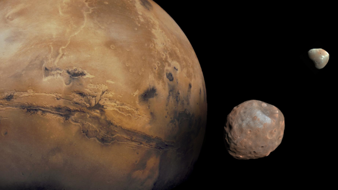 (ภาพจากฝีมือศิลปิน) ดาวอังคารกับดาวบริวาร 2 ดวง คือดวงจันทร์โฟบอสและดวงจันทร์ดีมอส