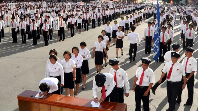 2017年8月，朝鲜学生排队签名加入朝鲜人民军