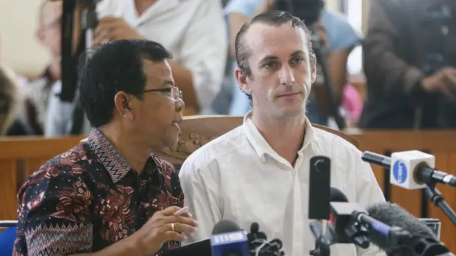 David Taylor (kanan) menghadiri sidang vonis di Pengadilan Negeri Denpasar, Bali, pada Senin (13/03). Dia dinyatakan bersalah atas pembunuhan polisi Wayan Sudarsa dan divonis enam tahun penjara.
