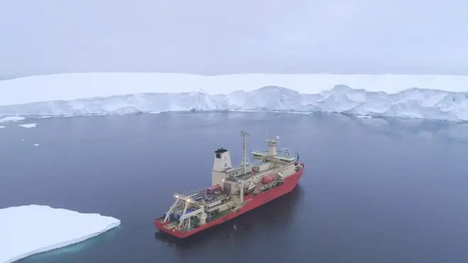 A embarcação R/V Nathaniel B. Palmer, usada pelos cientistas, fotografadoqual melhor betfair ou bet365um drone na frente da geleira Thwaitesqual melhor betfair ou bet365fevereiroqual melhor betfair ou bet3652019