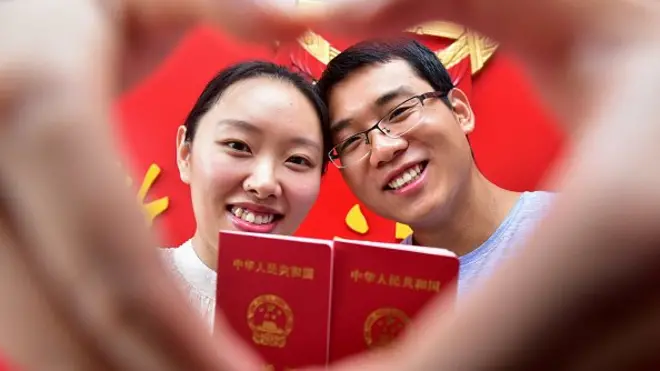 지난 8월 17일 열린 커플의 날에 맞춰 결혼한 중국인 커플