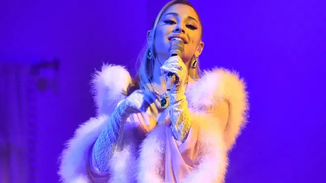 Ariana Grande dijo que los antidepresivos y el alcohol habían afectado a su peso.