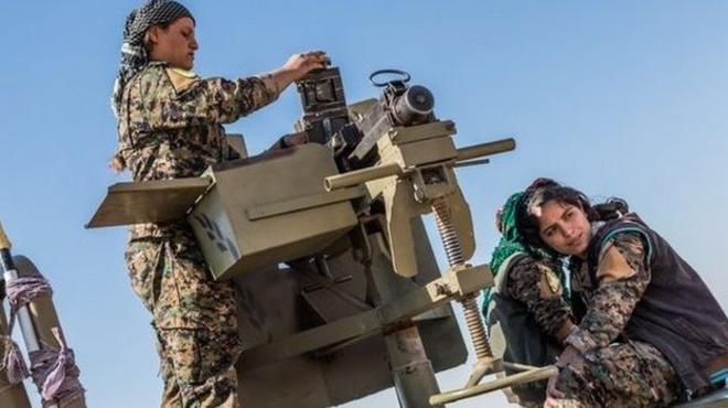مقاتلات من وحداية حماية الشعب الكردية