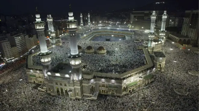 පෙරුම් පුරා මක්කම යන ඉස්ලාම් බැතිමතුන්