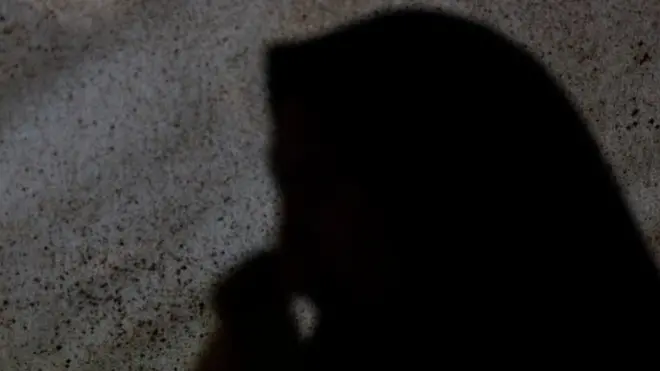 Perasaannya Intan campur aduk kala itu, ketika mengetahui ada orang yang mengintipnya di kamar mandi, antara marah, panik dan jengkel.