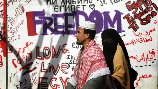 تثار تساؤلات عن مفهوم العلمانية وهل تتعارض مع الدين أم تتوافق معه