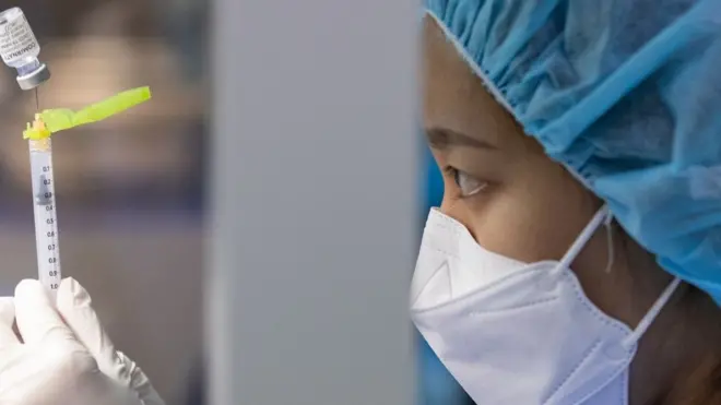 휴일에는 검사 건수가 대폭 줄면서 확진자 수도 감소하기 때문에 안심하기는 이르다