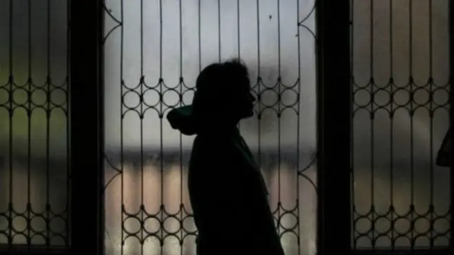 ستیش کو شک تھا کہ اس کی بیوی کا کسی غیر مرد کے ساتھ تعلق ہے