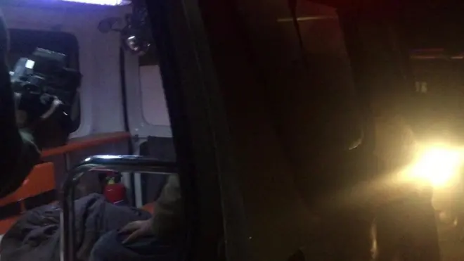 ہلاک شدگان کی باقیات کی ایمبولینس کے ذریعے منتقلی