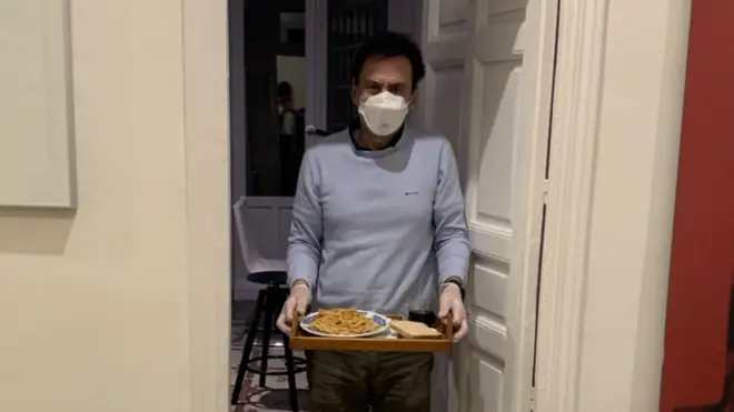 Carlos tiene que estar confinado en una habitación de su casa.