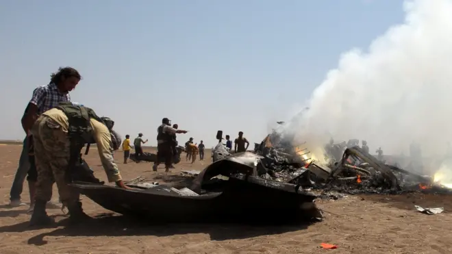 По данным минобороны России, на борту вертолета находились три члена экипажа и два офицера