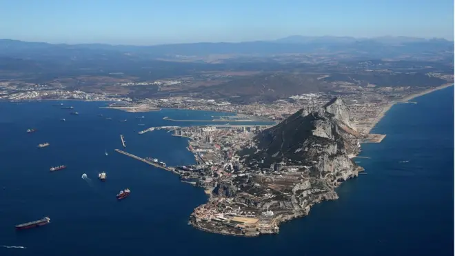 Gibraltar es un territorio de 7 kilómetros cuadrados rodeado de agua y unido al continente europeo a través de España.