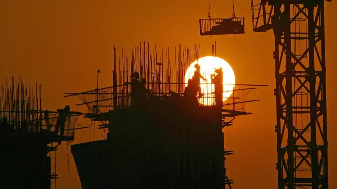 房地產泡沫的破裂成為另一個無法忽視的相似點。