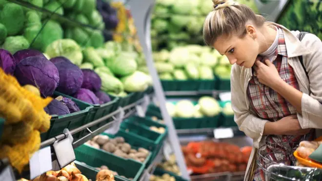 Mujer comprando vegetales
