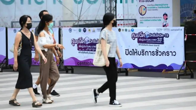 ศูนย์ฉีดวัคซีนโควิด-19 เพื่อผู้ประกันตนมาตรา 33 ของสำนักงานประกันสังคมกระทรวงแรงงาน ที่บริเวณลานด้านหน้าห้างสรรพสินค้าเซ็นทรัลเวิลด์ ประกาศปิดให้บริการชั่วคราว เมื่อ 14 มิ.ย.
