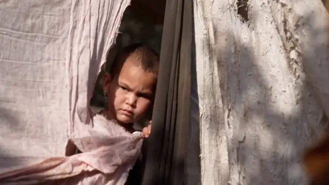 కుందుజ్ శిబిరంలో చిన్నారులు