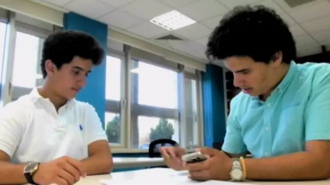 عامر و محمد ياغي مراهقان أردنيان ابتدعا تطبيقا هاتفيا ساعد في انقاذ حياة العديد من الأشخاص.