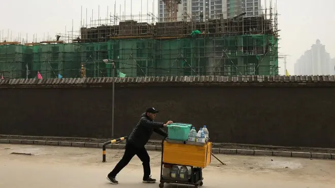 На месте снесенного деревенского дома Цзя Цзиньлонга вовсю идет строительство многоэтажного здания