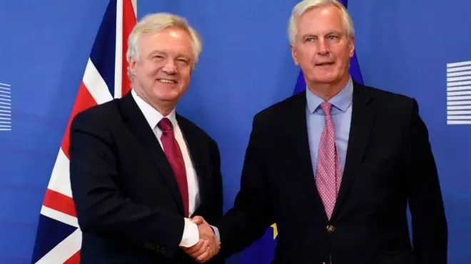 İngiltere Brexit Bakanı David Davis(solda) ve AB'nin başmüzakerecisi Michel Barnier