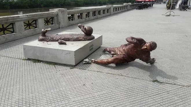 Perusakan patung Messi ini merupakan yang keduanya kalinya semenjak diresmikan pada Juni 2016 lalu.