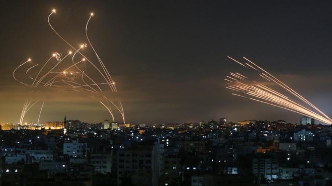 See rockets for night sky wey dem fire towards Israel from Beit Lahiya for di northern Gaza Strip (14 May 2021)