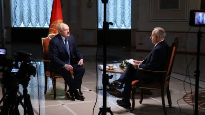 Trả lời phỏng vấn BBC, tổng thống Belarus (trái) thừa nhận quân đội nước ông có thể đã giúp di dân đi sang Ba Lan để tới Đức