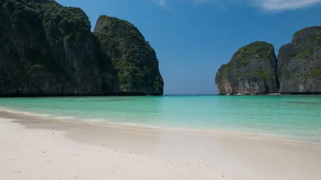 Así luce en soledad la playa de Maya Bay.