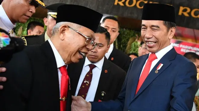 Presiden Joko Widodo dan Wakil Presiden Ma'ruf Amin memberikan keterangan pers usai pelantikan keduanya di Gedung Nusantara, kompleks Parlemen, Senayan, Jakarta (20/10)