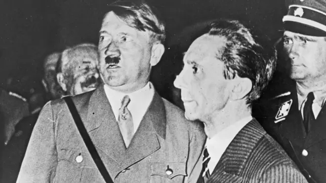 Goebbels, à direita, é descrito por especialistas no nazismo como o responsável pelas estratégiasbet 365 bbblavagem cerebral do regime alemão