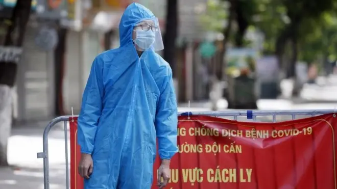 Một người đàn ông mặc thiết bị bảo vệ cá nhân trong khu vực cách ly ở Hà Nội, ngày 13 tháng 8 năm 2021