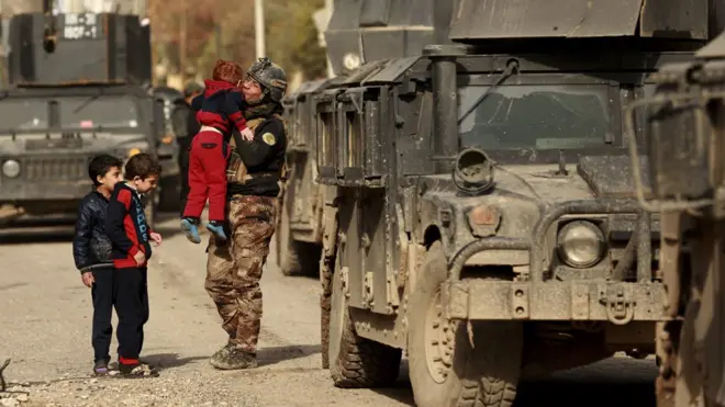 اطفال في حي المشراق في الموصل يرحبون بالقوات العراقية