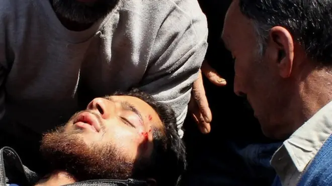 कश्मीर में एक अप्रेल को एक आम नागरिक को अस्पताल लेकर जाते हुए आम लोग