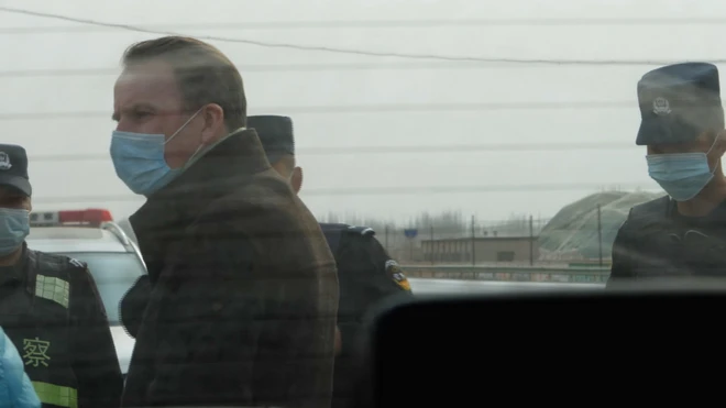 จอห์น ซัดเวิร์ธ (ที่เห็นในภาพ) และทีมงานของเขา ถูกติดตาม และขอให้ลบคลิปภาพที่บันทึกไว้ ขณะเดินทางไปทำข่าวในซินเจียงเมื่อปลายปี 2020