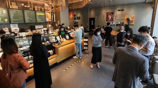 서울시내 한 프랜차이즈 커피전문점에 시민들이 음료 주문을 위해 줄 서 있다