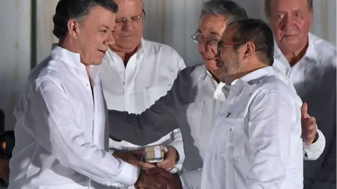 Madaxweyne Santos iyo hogaamiyaha mucaaradka ee loo yaqaano Timochenko oo is gacan qaadaya