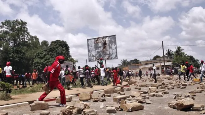 Barricades de fortune, quartiers bloqués, gaz lacrymogènes et "expéditions punitives" menées par les forces de l'ordre