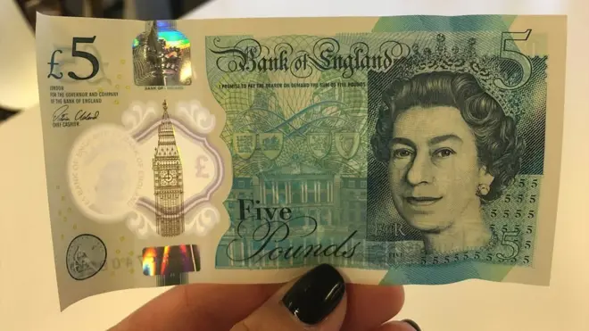 El nuevo billete de £5 es moderno y de plástico.